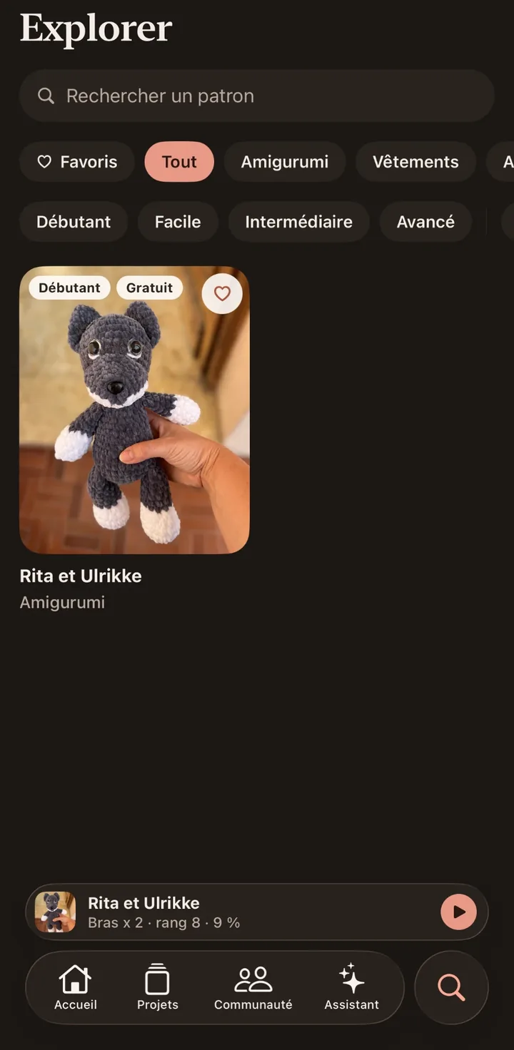 L'écran Explorer de Croalya en mode sombre : recherche, filtres Favoris, catégories et niveaux, le patron « Rita et Ulrikke » en photo, l'ouvrage en cours au-dessus des onglets, et la loupe à droite de la barre.