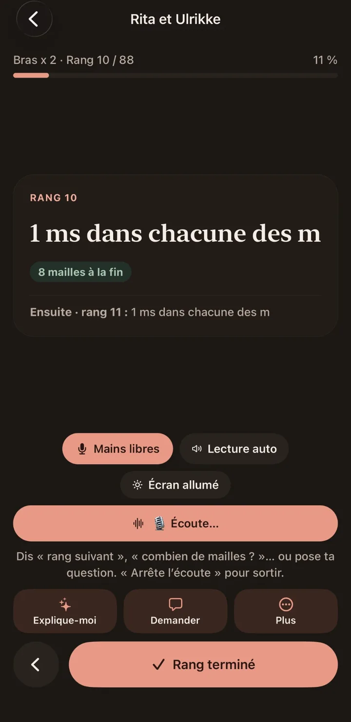 Le mode crochet en mode sombre sur « Rita et Ulrikke » : section Bras x 2, rang 10 sur 88, l'instruction en grand, 8 mailles à la fin, le rang 11 annoncé dessous, Mains libres à l'écoute, et les boutons Explique-moi, Demander, Plus et Rang terminé.