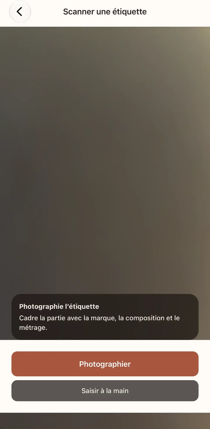 Le scan d'étiquette : l'appareil photo ouvert, la consigne « Photographie l'étiquette » et les boutons Photographier et Saisir à la main.